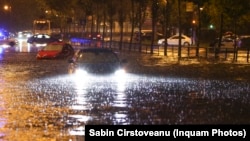 Inundarea orașelor din România este un fenomen tot mai frecvent. Printre motive, spun specialiștii, se află lipsa sau nerespectarea strategiilor de dezvoltare urbană. (În imagine, urmările unei ploi torențiale în Bucuresti, 19 iulie 2020)