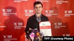 Romania, TIFF, 2022 Bogdan Apetri - Premiul Zilele Filmului Românesc pentru secțiunea Lungmetraj. Bogdan George Apetri este regizorul filmului «Miracol» (difuzat în Franța cu titlul «Dédales»/Labirinturi).
