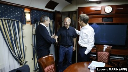 (Sağdan sola) Emmanuel Makron, Olaf Şolts və Mario Draqi qatarla Kİyevə gedirlər