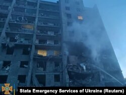 Echipele de salvare încearcă să salveze oamenii după ce rachetele rusești au lovit un bloc de locuințe de lângă Odesa, 1 iulie 2022.(Reuters, via State Emergency Services of Ukraine)