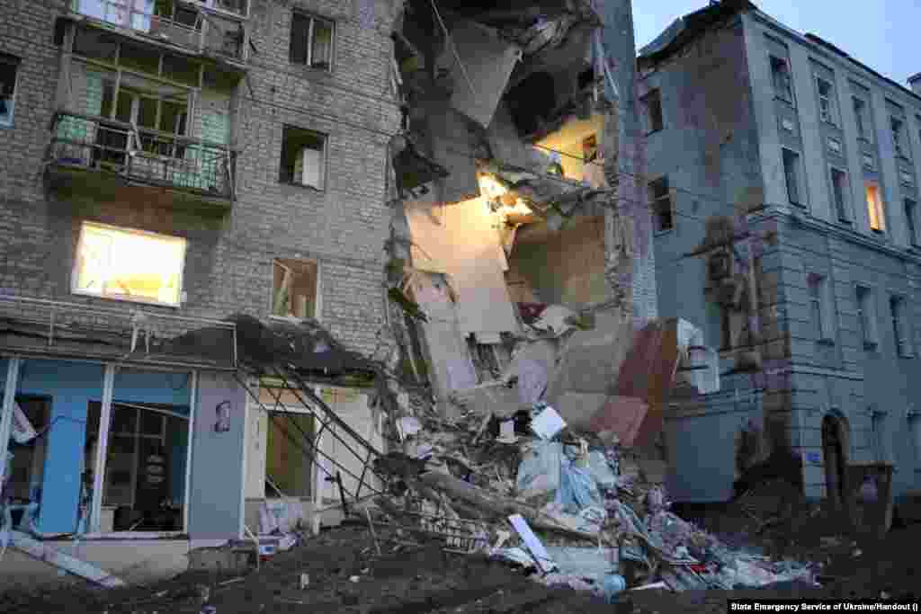 Жилой дом в Харькове, пострадавший от российского обстрела &nbsp;