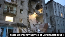 Разрушенная ракетным ударом российских войск часть жилого дома в Харькове, 11 июля 2022 г.