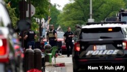 U napadu u Hajlend parku poginulo je sedam osoba, a više od 30 ih je povređeno. Foto: Specijalna policija na mestu gde se dogodila pucnjava, 4. jula 2022.