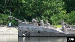 Čaplja stoji na 55-metarskom brodu koji je potopljen tokom Drugog svjetskog rata, 1944. godine, koji je zbog velike suše ponovno izronio iz rijeke Po u Gualtieri, Italija, 15. juna 2022. 