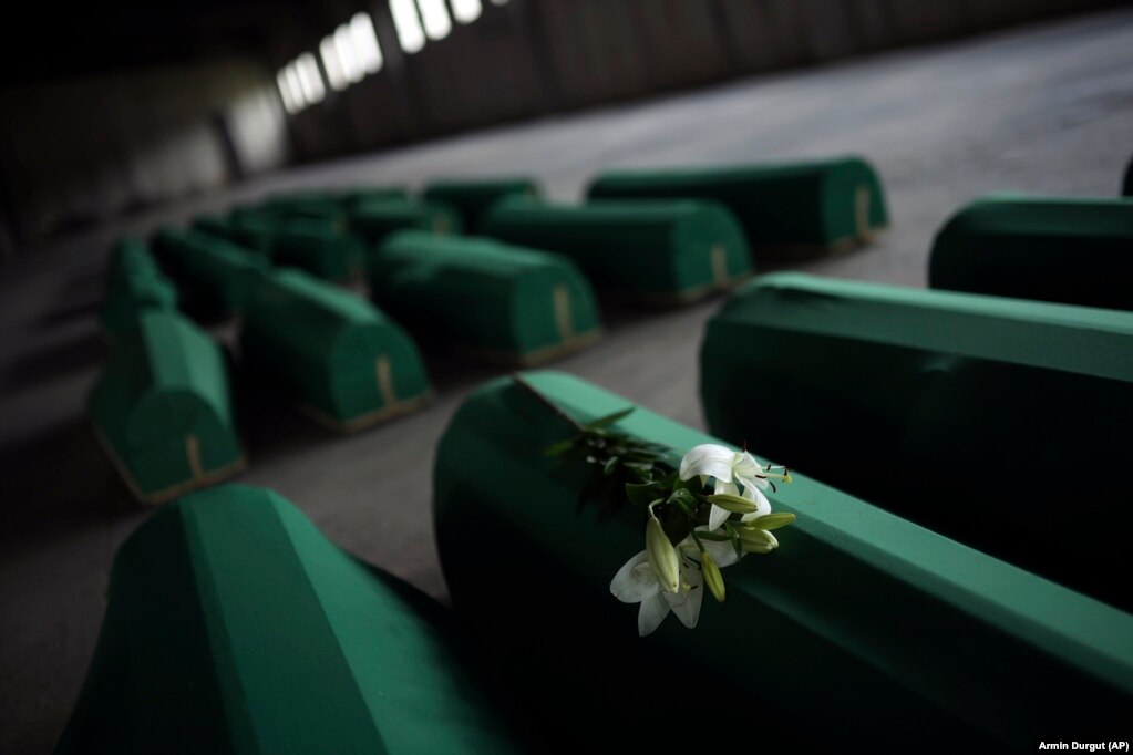 Në korrik të vitit 1995, forcat serbe të Bosnjës mblodhën dhe vranë mbi 8,000 burra dhe djem myslimanë në qytetin lindor të Srebrenicës. Ka qenë kjo vrasja më e keqe masive në Evropë qe nga Lufta e Dytë Botërore.