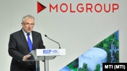 Hernádi Zsolt, a Mol-csoport elnök-vezérigazgatója beszédet mond a Mol Nyrt. tiszaújvárosi szintetikusgumi-gyárának avatásán 2018. március 19-én.