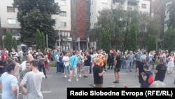 Protesta spontane para ndërtesës së Qeverisë maqedonase, një ditë para Samitit të BE-së dhe për shkak të revoltës nga kërkesat bullgare për Maqedoninë e Veriut.