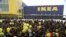 IKEA, която се радваше на хиляди клиенти при откриването на магазините си, затвори изцяло бизнеса си в Русия заради войната