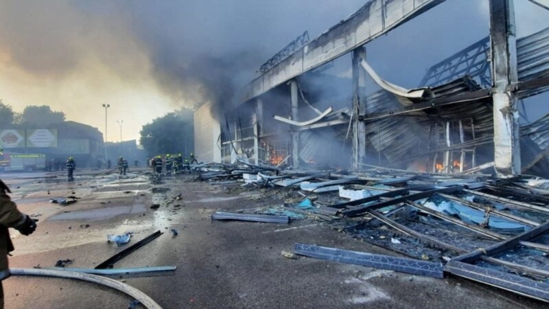 На утро в Кременчуге нашли тела 18 погибших в результате российского удара по торговому центру
