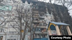 Дом по адресу Воинов-освободителей, 90, в Мариуполе, пострадавший от бомбардировки. В этом доме жила Любовь Запевалова. Украина, март 2022 года