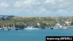  Фрегат проекта 11356Р «Буревестник» (третий слева в ряду кораблей) в Севастополе