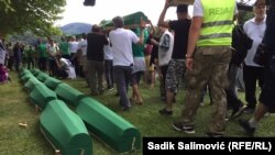 Ковчези со посмртните останки на 50 жртви на геноцидот во Сребреница во Поточари