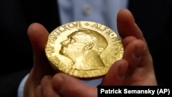 A fotón a második elárverezett, 1936-os Nobel-díj látható, amelyet egy norvég licitáló vásárolt meg Baltimore-ban 2014. március 27-én