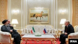 Iranian President Ebrahim Raisi (left) and Russian President Vladimir Putin (right) meet on the sidelines of the Caspian Summit in Turkmenistan on June 29. 