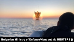 ВМС Болгарии уничтожает морскую мину в Черном море, 1 июля 2022 года