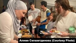Аризона университетында татар милли ризыкларын тәкъдим итү, сулда – Алимә Сәлахетдинова