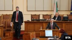 Parlamenti bullgar në mbledhjen ku u votua propozimi francez për Maqedoninë e Veriut, 24 qershor 2022. 