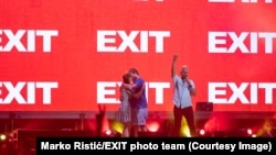 Poljubac rusko-ukrajinskog para na bini festivala, Novi Sad, 7. jul 2022.