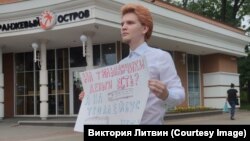 „Tulipánocskákra van pénz, trolira meg nincs?” A 19 éves Ilja Kosztyukov itt helyi ügyben tüntet. Szerinte az orosz lakosság jelentős része még mindig fogékony a háború elleni érvekre