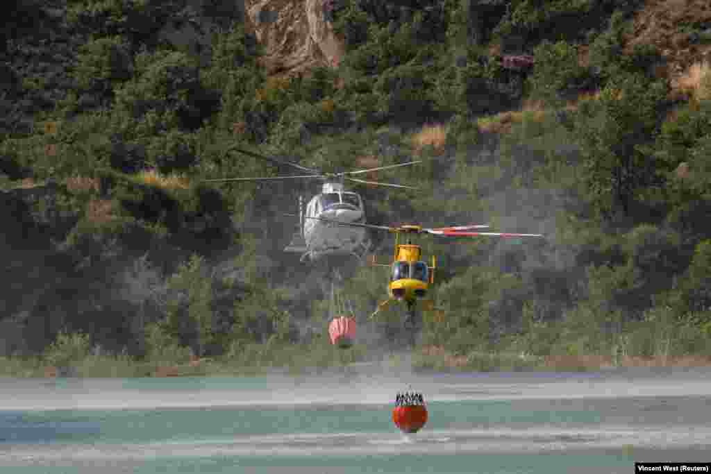 Helikopterek gyűjtenek vizet a tűzoltáshoz