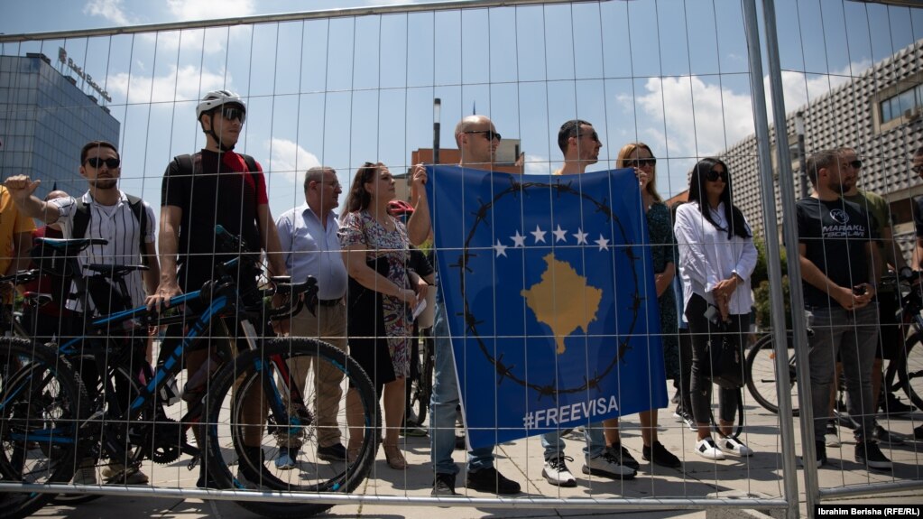 Protestë në Prishtinë pasi në Samitin e BE-së, që u mbajt më 23 qershor, nuk pati ndonjë lëvizje për liberalizimin e vizave për Kosovën.
