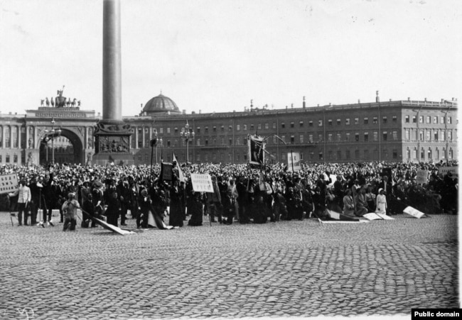 Патриотическая манифестация на Дворцовой площади в Петербурге 20 июля 1914 года