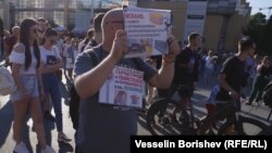  Мъж стачкува с афиш, на който написа: „ Искаме: 1. Камери; 2. Бетонни мантинели; 3. Безопасни пешеходни зони; 4. 24/7 КАТ по булевардите “. 