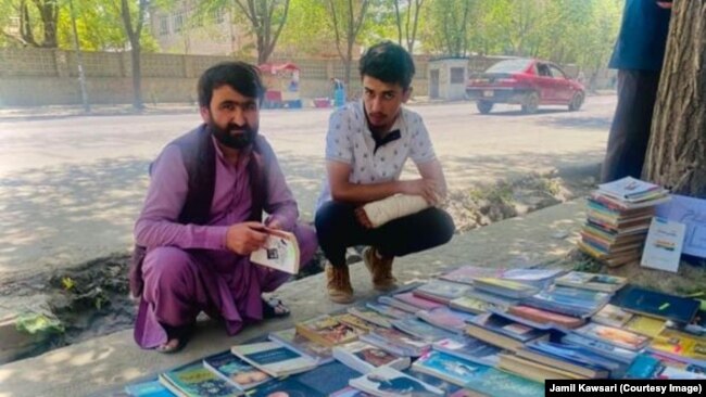 حفیظ اخگر فعال جامعه مدنی که به نسبت وضعیت خراب اقتصادی کتاب هایش را به حراج گذاشته است
