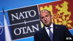 Președintele bulgar Rumen Radev nu susține trimiterea de ajutor militar în Ucraina, argumentând că o astfel de asistență nu face decât să prelungească conflictul.