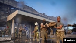 Спасательные работы в торговом центре Кременчуга после ракетного удара России