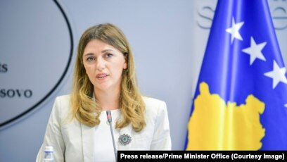 Ministrja e Drejtësisë, Albulena Haxhiu gjatë një konference për media. Prishtinë, 18 qershor 2022.