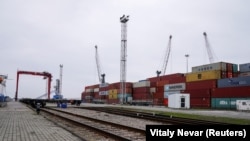 Vasúti sínek és konténerek egy kereskedelmi kikötőben a balti-tengeri Baltijszk városában, a Kalinyingrádi régióban 2021. október 28-án