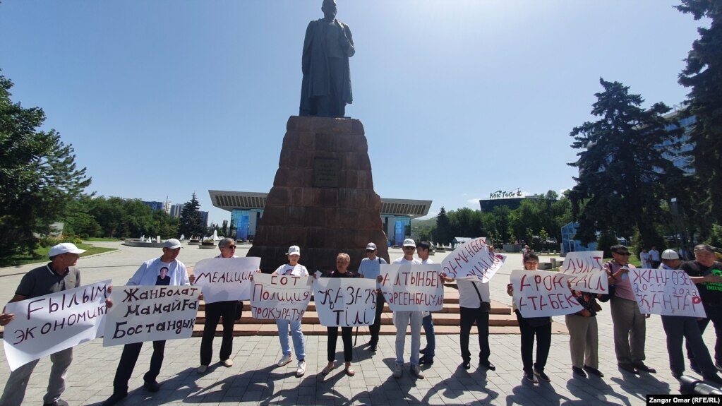 Участники акции протеста, ранее анонсированной незарегистрированной Демократической партией, у памятника Абаю в Алматы