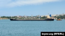 Завантажений українським зерном російський балкер «Матрос Позинич» у супроводі судна-лоцмана у Севастопольській бухті