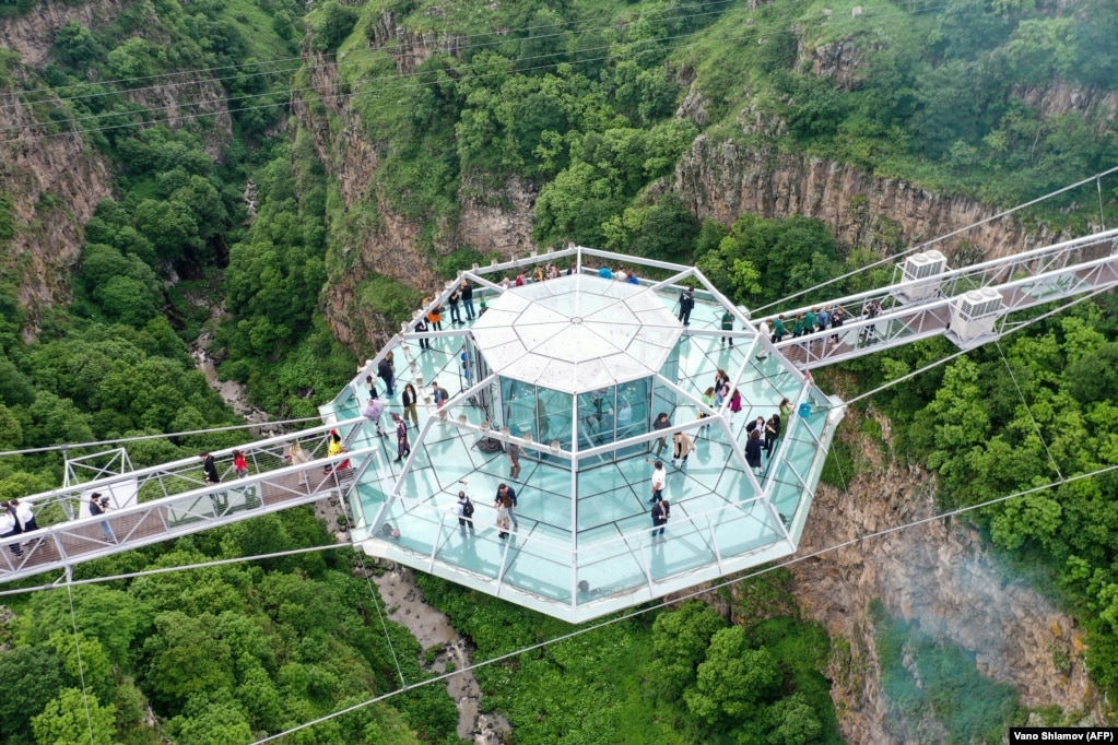The bridge features a central glass &quot;diamond&quot; suspended 280 meters above the floor of the canyon.&nbsp;