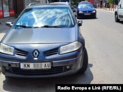 Një veturë me targat KM në Mitrovicë të Veriut.