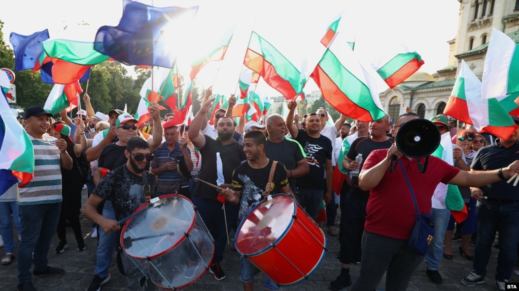 Част от антиправителствените протестиращи, докарани в София с организиран от структурите на ДПС транспорт.