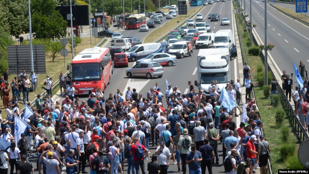 Radnici kragujevačke fabrike automobila Fijat blokiraju autoput kod Sava Centra u Beogradu, 22. juna, 2022. 