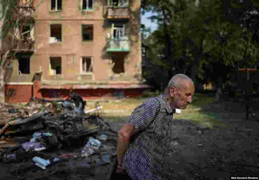 Lokalni stanovnik prolazi pored zgrade oštećene u granatiranju u Kramatorsku, 7. jula.