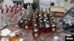 عکس آرشیوی از مشروبات الکلی ضبط‌شده به دست پلیس در ایران