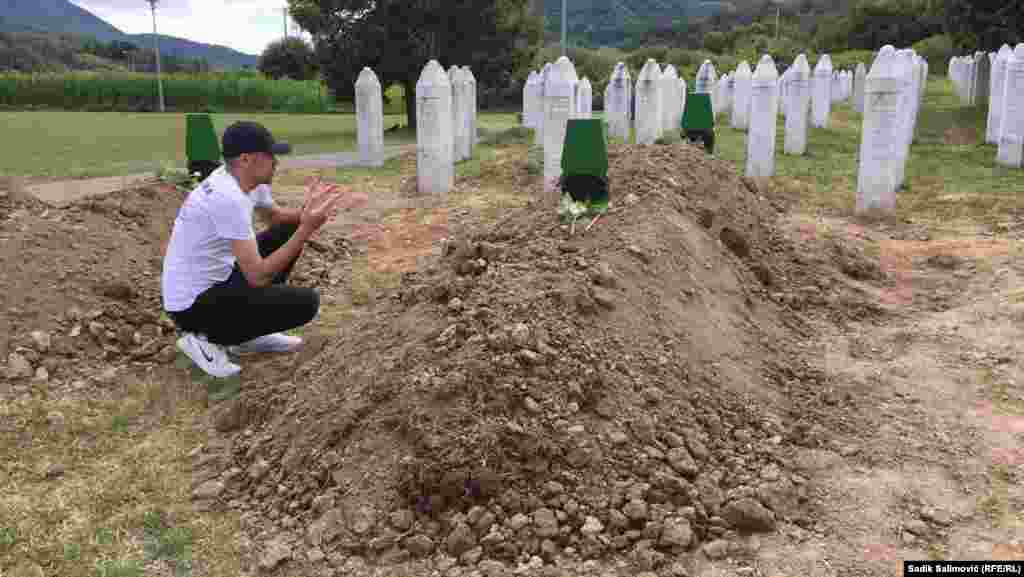 Molitva ispred mezara jedne od žrtava ukopane na 27. godišnjicu genocida u Srebrenici, u kojem su snage bosanskih Srba 11. jula 1995. godine ubile 8.372 muškaraca i dječaka nesrpske nacionalnosti.