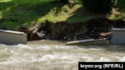 Сбросом воды из Симферопольского водохранилища повредили набережную Салгира, 29 июня 2022 года
