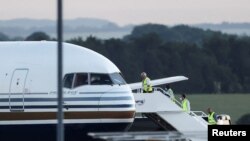 Članovi posade se ukrcavaju u avion za koji su britanski mediji javili da je prvi kojim je trebalo da budu prevezeni migranti u Ruandu, baza u Wiltshireu, Velika Britanija, 14. juni 2022. 