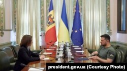 Молдавската претседателка Маја Санду и украинскиот претседател Володимир Зеленски 