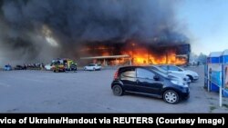 یک مرکز خرید اوکراین پس از حمله راکتی روسیه آتش گرفت