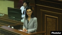 Анна Вардапетян в парламенте, Ереван, 29 июня 2022 г.