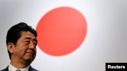 Shinzo Abe și drapelul Japoniei.
