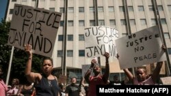Demonstranti drže natpise "Pravda za Jaylanda" spred gradske vijećnice Akrona u znak protesta zbog ubistva Jaylanda Walkera, kojeg je upucala policija, u Akronu, Ohajo, 3. jula 2022.