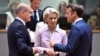 Канцлер Германии Олаф Шольц, президент Европейской комиссии Урсула фон дер Ляйен (в центре) и президент Франции Эмманюль Макрон на саммите ЕС. Брюссель, 23 июня 2022 года