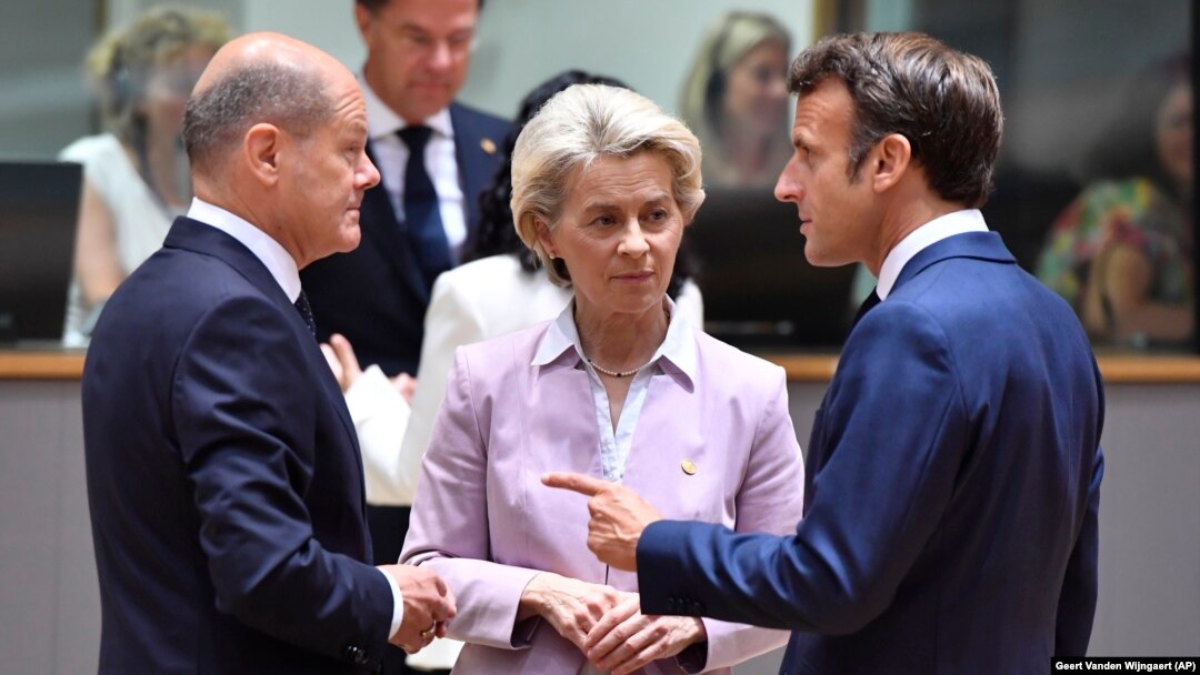 Președintele Franței, Emmanuel Macron și-a avertizat națiunea că urmează o iarnă dificilă. Nu e singurul lider european preocupat. Aici, alături de cancelarul german, Olaf Scholz, și președintele Comisiei Europene, Ursula von der Leyen, un recent summit UE legat de Balcani. 